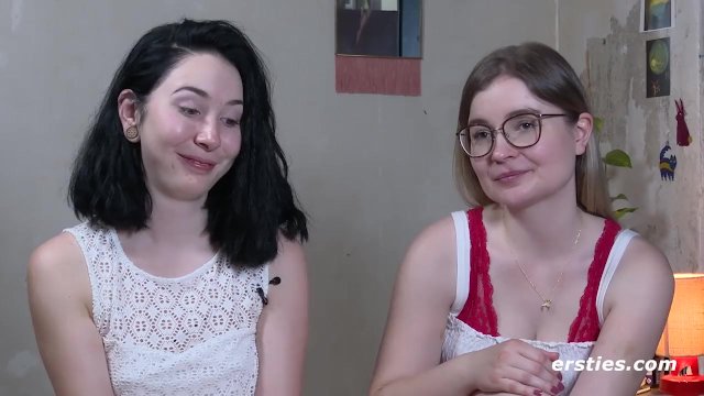 Ersties - Die 18-jährige Joanna hat ihr erstes lesbisches Erlebnis mit Strap-on