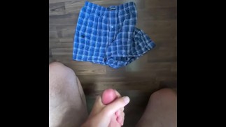 我的内裤上有巨大的射精