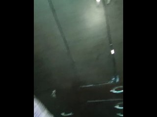 La esposa de mi mejor amigo me da buena mamada