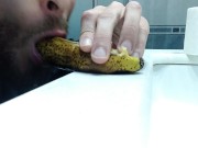 Hombre Maduro con Barba le Da una Buena Mamada al Platano con Corrida de Leche Incluida,Dame tu Poll
