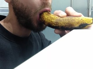 Hombre Maduro con Barba le Da una Buena Mamada al Platano con Corrida de Leche Incluida,Dame tu Poll
