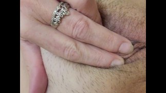 Непослушная милфа на работе пытается кончить, чтобы исцелить потерю