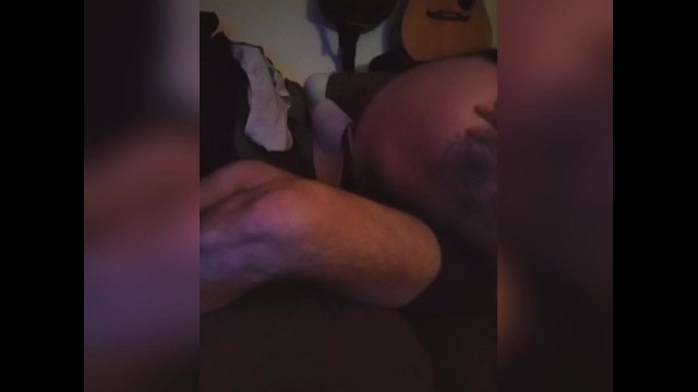 Заметил, что его член был твердым, поэтому я решил поиграть