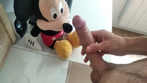 Ich ficke Mickey Mouse und gebe ihm ein paar Schwänze mit meinem riesigen Schwanz, bis ich abspritze