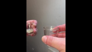Cum play!- Je lance quelques-unes de mes charges de sperme enregistrées d’un verre à liqueur sur un miroir pour dégouliner