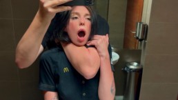 Sexe public risqué dans les toilettes.Baisé un employé de McDonald's pour un soda renversé!-Eva Soda