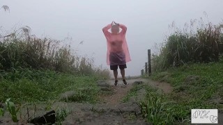 Ik probeerde topless te wandelen als er niemand in de buurt was en een regenjas aan om me droog ☔️ te houden