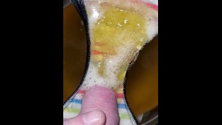 In Zeitlupe in eine Schüssel auf Höschen pinkeln