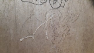 Tumalsik ang tamod sa pinto ng banyo. Jakol hanggang sa labasan. Uhaw sa kantot