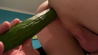 Kont neuken met komkommer, anale voedselsonde, voedsel anale speeltjes, mannelijke inbrengen, kontneuken, anaal neuken