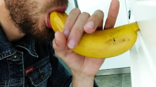 Möchtest du, dass diese Banane dein Schwanz ist und dass dein Sperma in meinem Mund Explodiert?