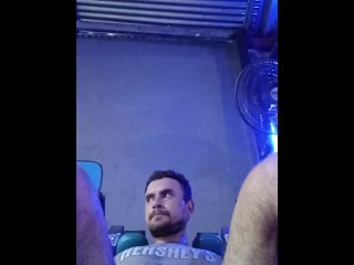 Doing exercice at the gym