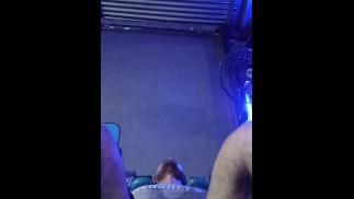 在健身房锻炼身体