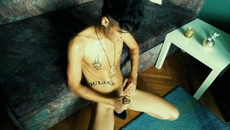 Дрочить на кастинге - татуированный, проколотый сосок плохого парня