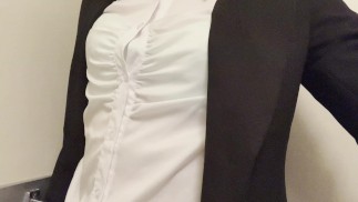 Я переоделась женщиной в костюм, и мой зеленый лифчик был прозрачным от пота.