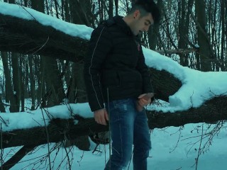 Winter Masturbándose En El árbol