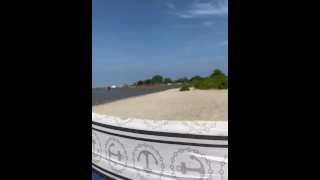Poesje spelen op een openbaar strand | Milf | amateur | Strand
