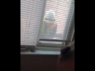 Светил сиськи строителям в моем окне
