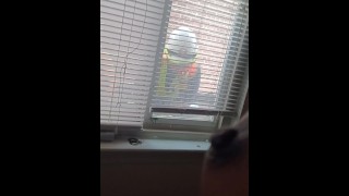 Seins flashés aux travailleurs de la construction dans ma fenêtre