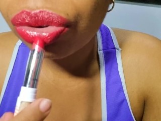 Ebony Fille à La Bouche Coquine Fait Des Gestes Suggestifs Pour Vous Rendre Excitée