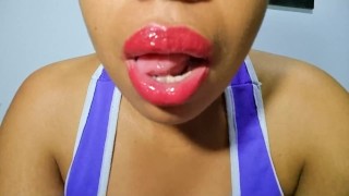 Latina de labios gruesos se los pinta de color rojo y juega con su lengua traviesa para ti