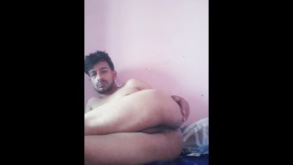 Junge masturbiert