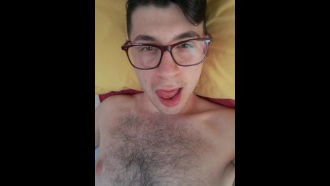 Masturbazione di ragazzo solista mentre geme e gode con orgasmo