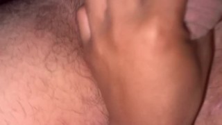 FemDom permette a Sub di masturbarsi mentre gioca con le sue palle
