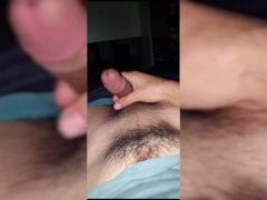 Me despierto y esta parado y me la jalo una paja mañanera- masturbacion masculina//I wake up and he'