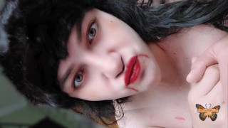 Bella carina bionda femboy vampiro che brilla sotto il sole come in Twilight film vampiri e beautifu