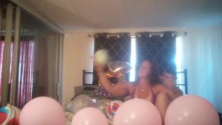 Colega de quarto me filma fumando e estourando balões no meu sutiã e calcinha