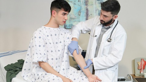 Жуткий доктор извлекает сперму из самого симпатичного мальчика в кампусе для научных целей