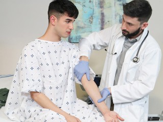 Жуткий доктор извлекает сперму из самого симпатичного мальчика в кампусе для научных целей