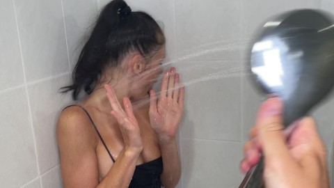 Compañero de cuarto renovado en la ducha fría después de la fiesta