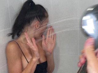 Erfrischte Mitbewohnerin in Der Kalten Dusche Nach Der Party