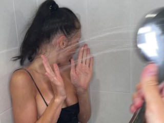 Colocataire Rafraîchi Dans Une Douche Froide Après La Fête