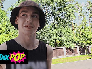 TWINKPOP - Гетеросексуального Парня Ведут в Лес, Чтобы Сосать Член Трахаться За Деньги