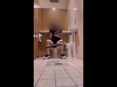 公共のトイレでオナニー♡ガニ股で立ってしてみた！ - Screenshot 11 of 16 - Japanese