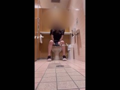 公共のトイレでオナニー♡ガニ股で立ってしてみた！ - Screenshot 5 of 16 - Public Toilet