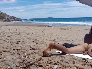 Naked Diversión En La Playa. Masturbándose y Meando