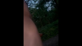 Masturbándose desnudo en el bosque