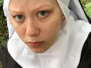 肮脏的修女 Vilu Vidish 在森林里吮吸鸡巴