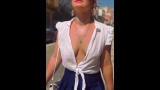 不戴胸罩在城市里行走并在公共场合展示我的乳房