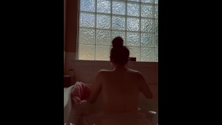 Jeune petite Milf prend un jouet massif dans le bain