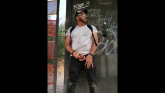 Жарко на автобусной остановке