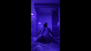 Aqua Temptation: Sensationele cowgirl in de jacuzzi