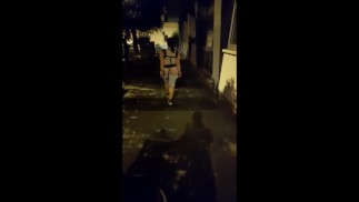 Ela está com tanto tesão que quer que todo mundo a veja