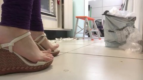 @tici_feet andando e brincando com minha anabela! (visualização)