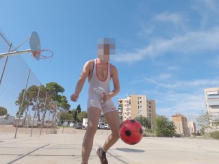 Basket-ball Dans un Singlet Mince Sur un Terrain Public