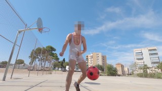 Basketbal in een dunne singlet op een openbaar veld